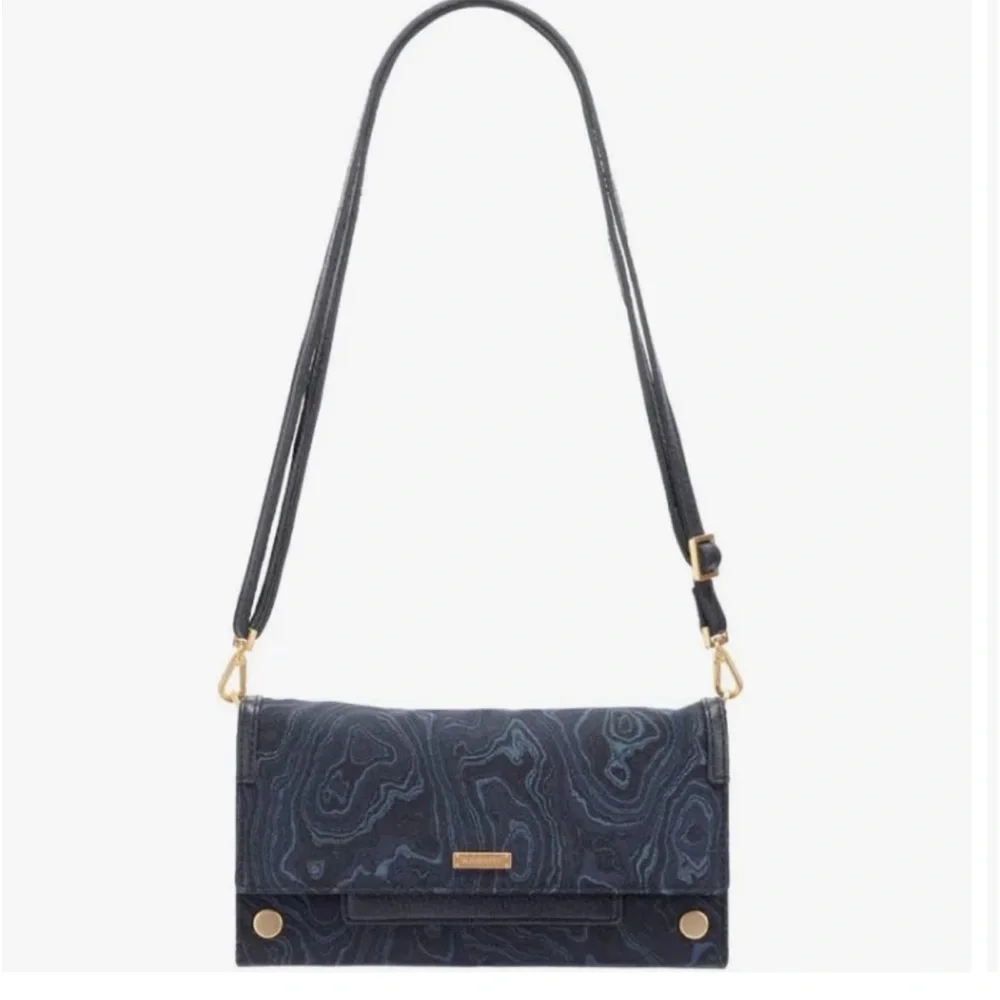 Hammitt AJ Crossbody
Clutch Satin Tides
Brushed Gold Clutch - Picture 1 of 12